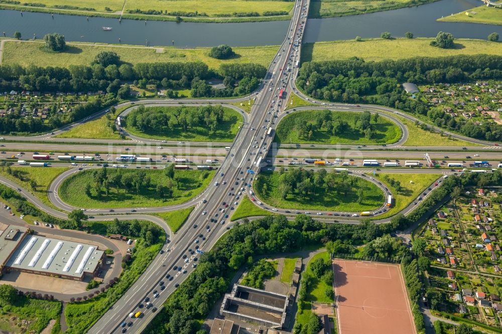 Duisburg von oben - Verkehrsführung am Autobahnkreuz der BAB A59 und A40 in Duisburg im Bundesland Nordrhein-Westfalen