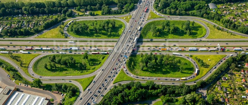 Duisburg aus der Vogelperspektive: Verkehrsführung am Autobahnkreuz der BAB A59 und A40 in Duisburg im Bundesland Nordrhein-Westfalen