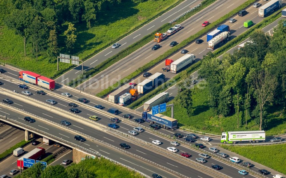 Luftaufnahme Duisburg - Verkehrsführung am Autobahnkreuz der BAB A40 - A59 in Duisburg im Bundesland Nordrhein-Westfalen