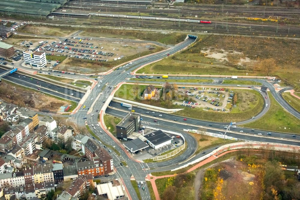 Luftaufnahme Duisburg - Verkehrsführung am Autobahnkreuz der BAB A59 in Duisburg im Bundesland Nordrhein-Westfalen