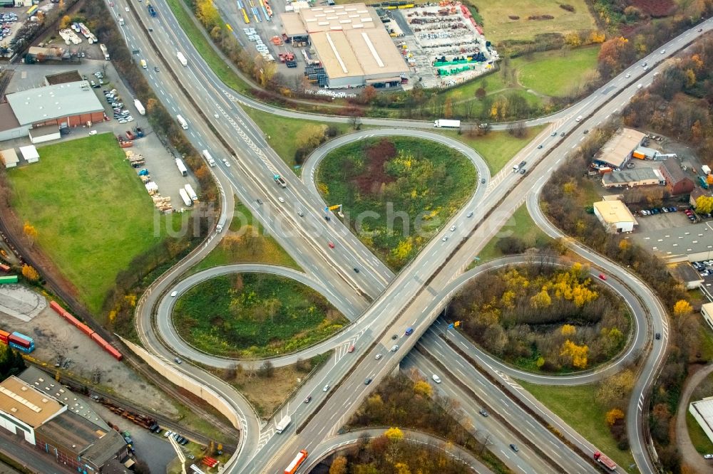 Duisburg von oben - Verkehrsführung am Autobahnkreuz der BAB A40 in Duisburg im Bundesland Nordrhein-Westfalen