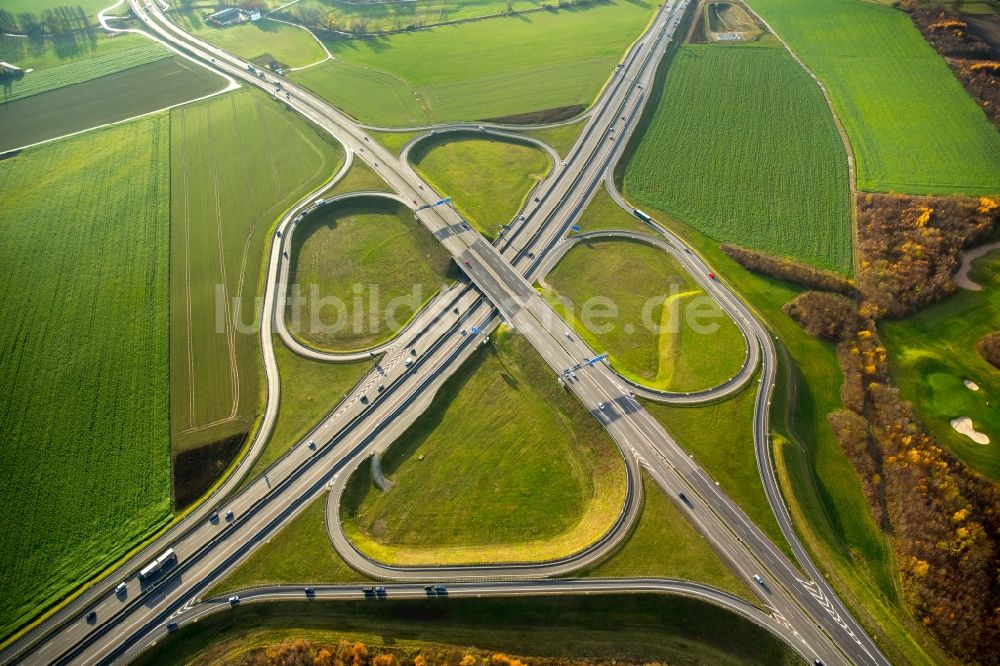 Duisburg von oben - Verkehrsführung am Autobahnkreuz der BAB A59, B8 und B288 in Duisburg im Bundesland Nordrhein-Westfalen