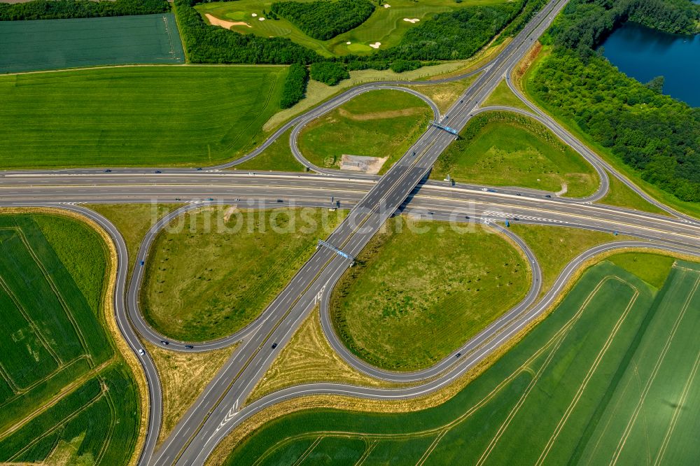 Luftbild Duisburg - Verkehrsführung am Autobahnkreuz der BAB A59, B8 und B288 in Duisburg im Bundesland Nordrhein-Westfalen