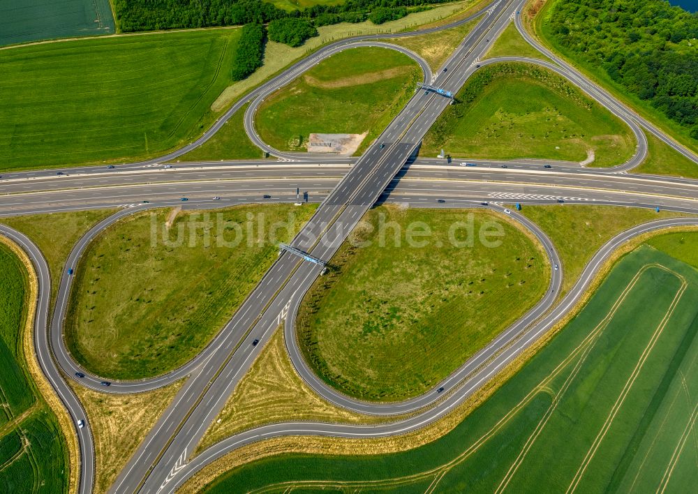 Luftaufnahme Duisburg - Verkehrsführung am Autobahnkreuz der BAB A59, B8 und B288 in Duisburg im Bundesland Nordrhein-Westfalen