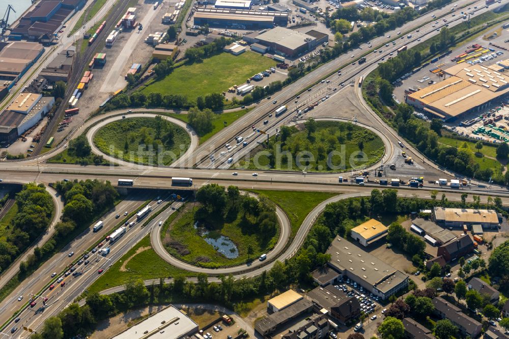 Luftbild Duisburg - Verkehrsführung am Autobahnkreuz der BAB A40 in Duisburg im Bundesland Nordrhein-Westfalen