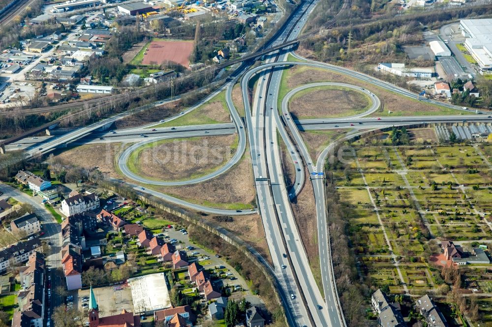 Luftaufnahme Herne - Verkehrsführung am Autobahnkreuz der BAB A42 - A43 des Emscherschnellweg in Herne im Bundesland Nordrhein-Westfalen