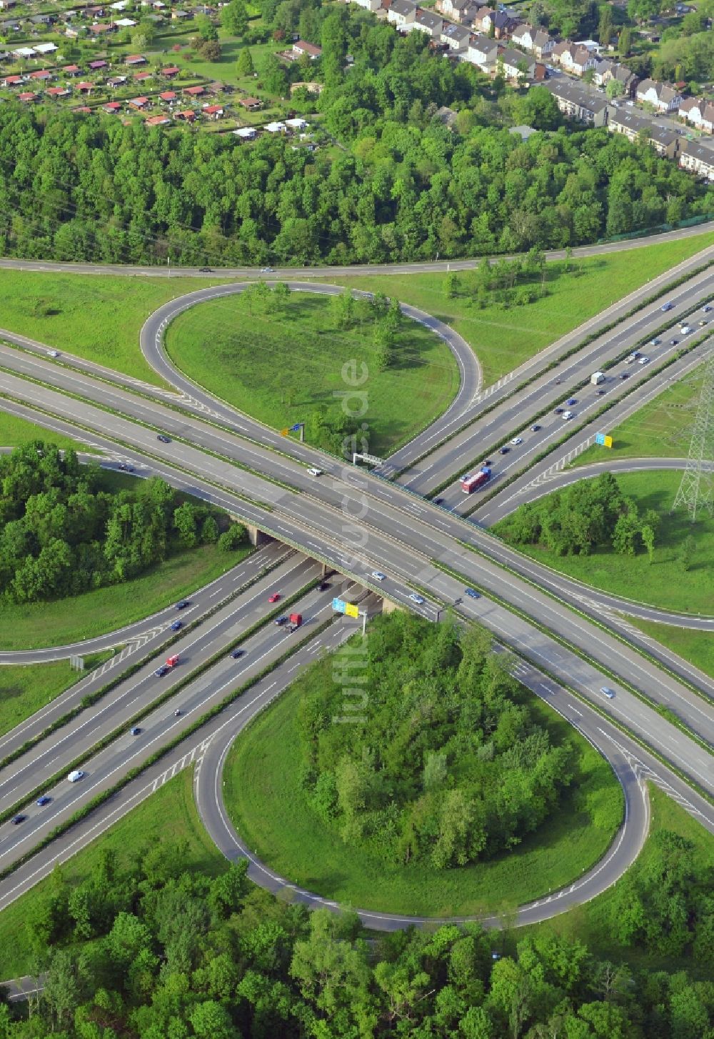 Luftaufnahme Essen - Verkehrsführung am Autobahnkreuz der BAB A42 Essen-Nord in Essen im Bundesland Nordrhein-Westfalen