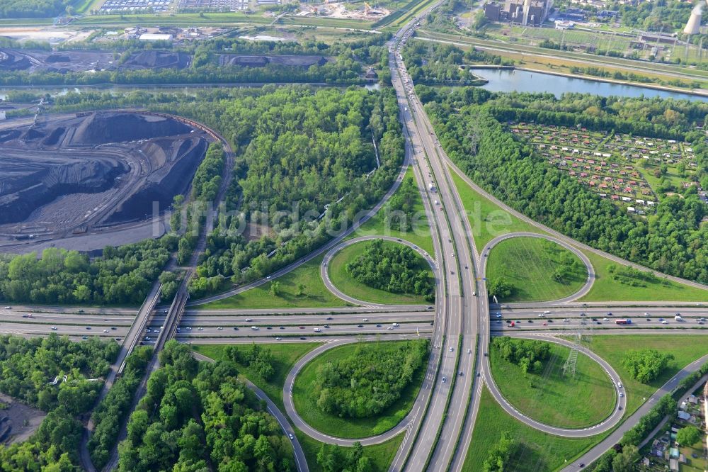 Essen von oben - Verkehrsführung am Autobahnkreuz der BAB A42 Essen-Nord in Essen im Bundesland Nordrhein-Westfalen