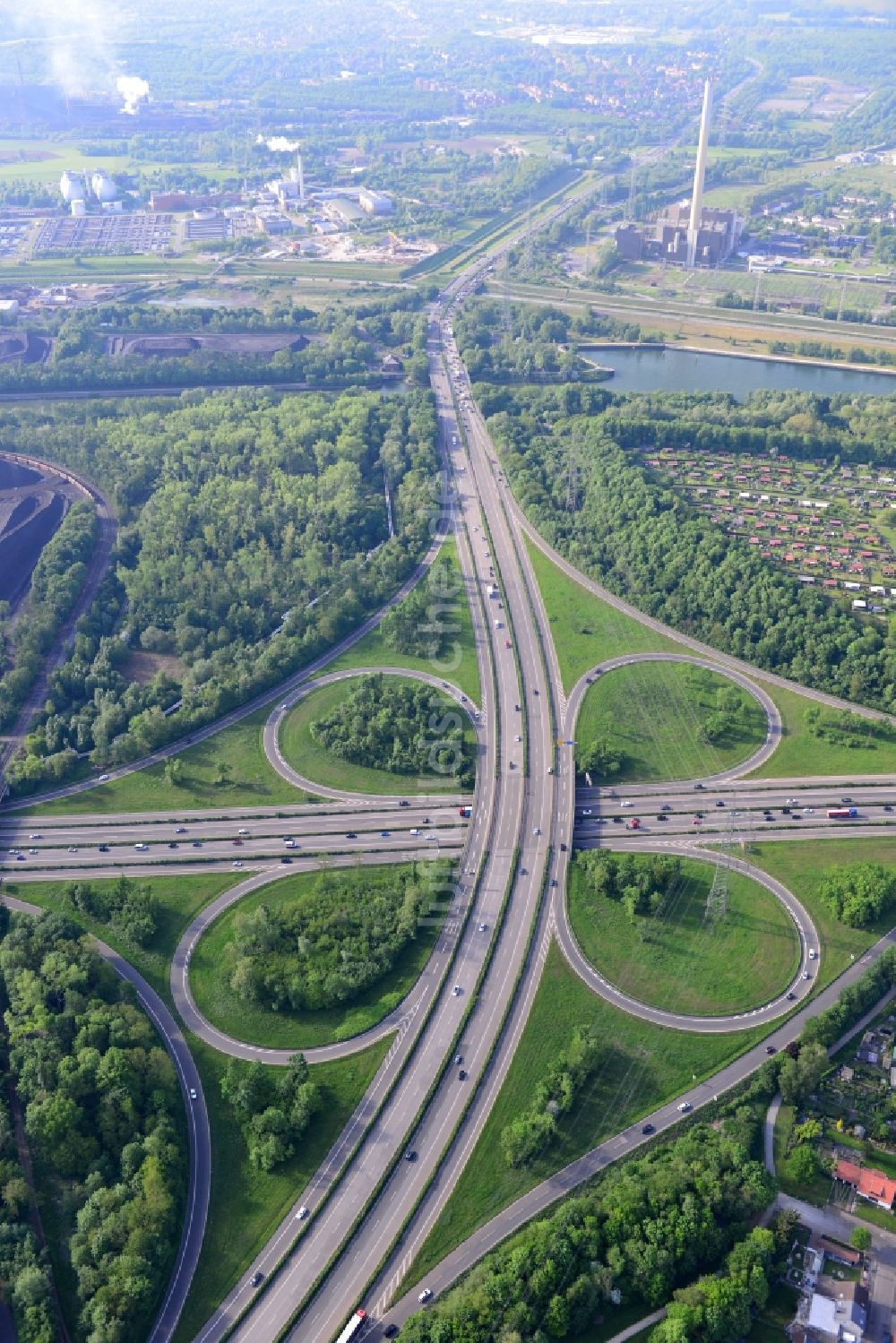 Essen aus der Vogelperspektive: Verkehrsführung am Autobahnkreuz der BAB A42 Essen-Nord in Essen im Bundesland Nordrhein-Westfalen