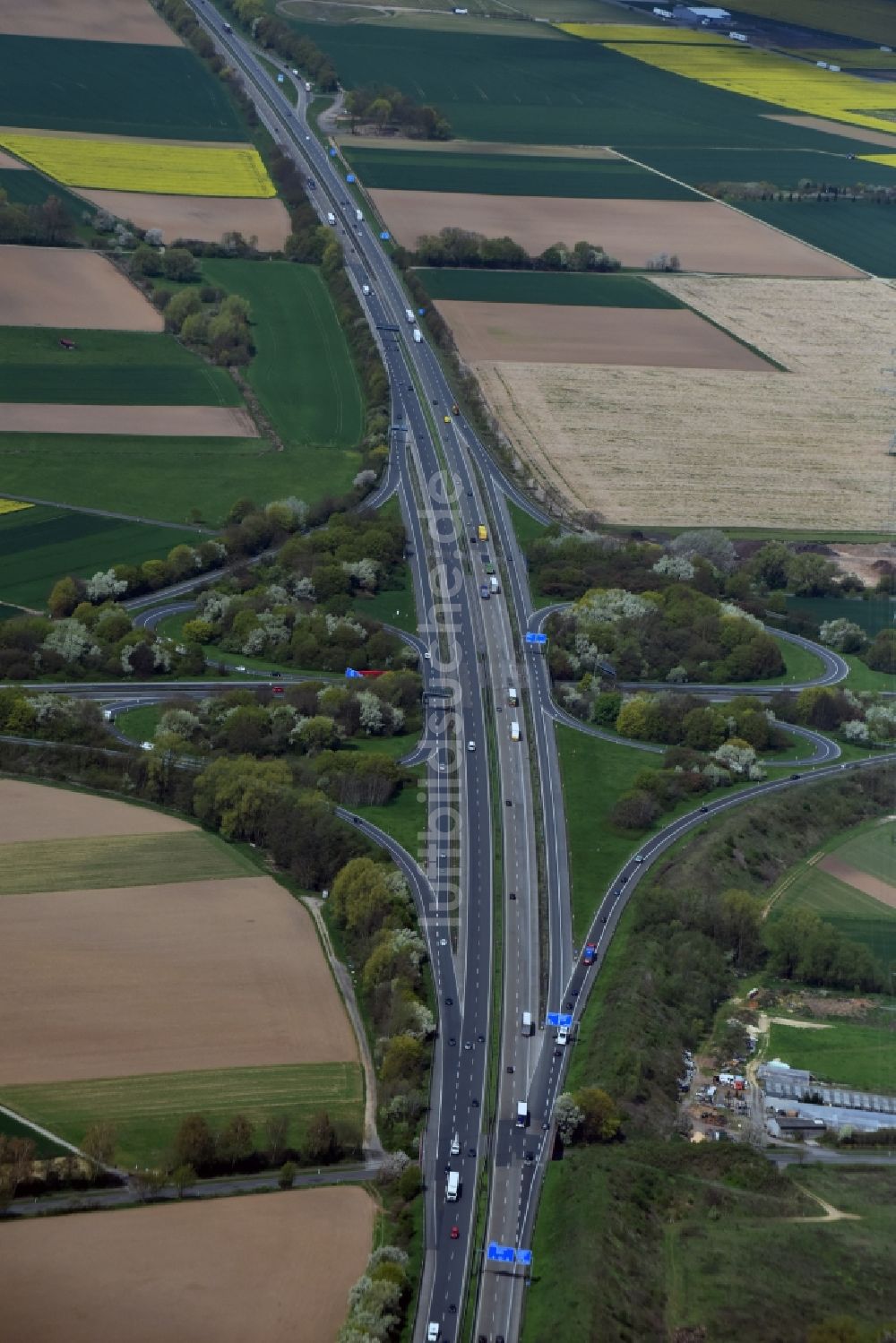 Linden von oben - Verkehrsführung am Autobahnkreuz der BAB A45 - A48a Gießener Südkreuz in Linden im Bundesland Hessen