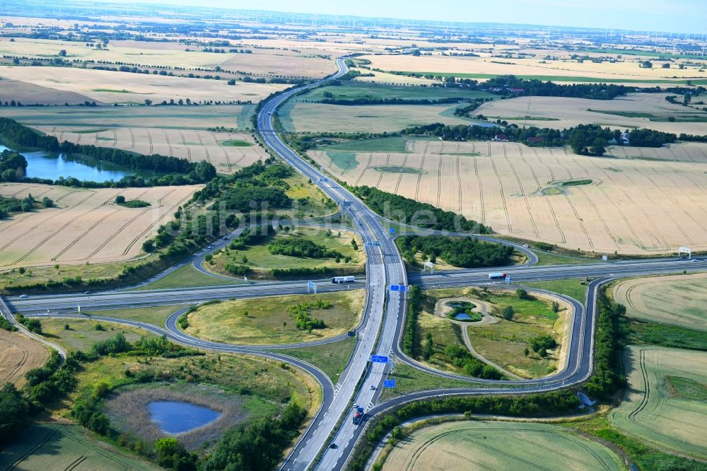 Gramzow aus der Vogelperspektive: Verkehrsführung am Autobahnkreuz der BAB A20 - A11 in Gramzow im Bundesland Brandenburg, Deutschland