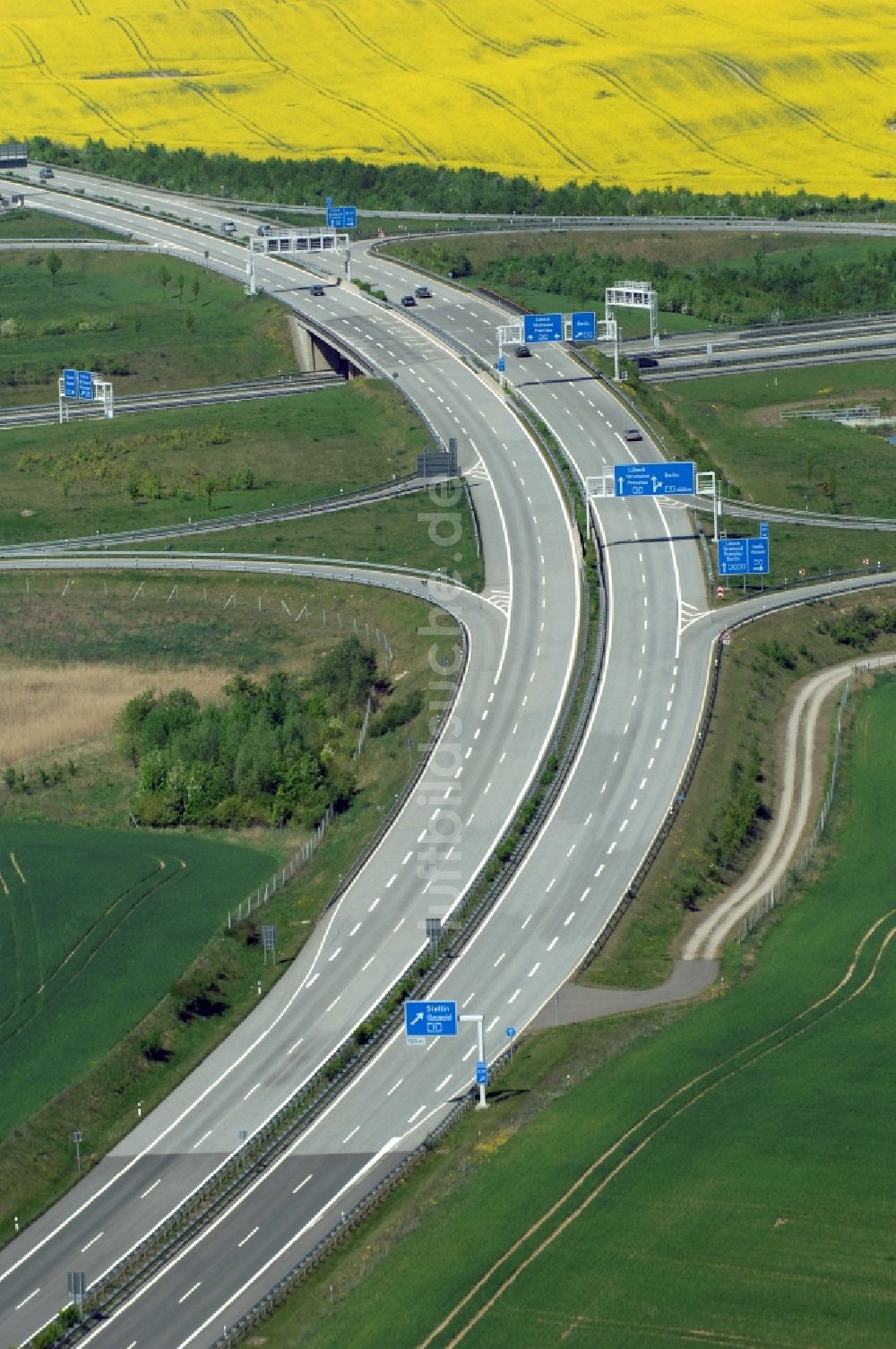 Luftaufnahme Gramzow - Verkehrsführung am Autobahnkreuz der BAB A20 - A11 in Gramzow im Bundesland Brandenburg, Deutschland