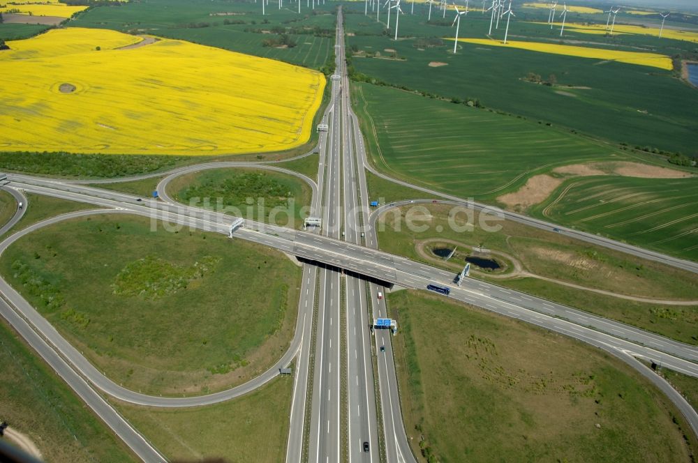 Gramzow aus der Vogelperspektive: Verkehrsführung am Autobahnkreuz der BAB A20 - A11 in Gramzow im Bundesland Brandenburg, Deutschland