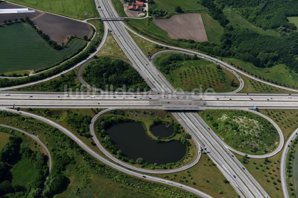 Luftbild Hamberge - Verkehrsführung am Autobahnkreuz der BAB A20 - A1 in Hamberge im Bundesland Schleswig-Holstein