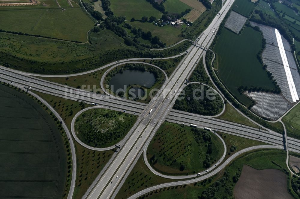 Luftaufnahme Hamberge - Verkehrsführung am Autobahnkreuz der BAB A20 - A1 in Hamberge im Bundesland Schleswig-Holstein