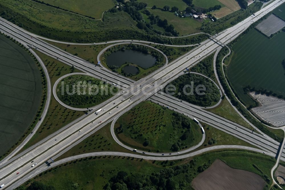 Hamberge von oben - Verkehrsführung am Autobahnkreuz der BAB A20 - A1 in Hamberge im Bundesland Schleswig-Holstein