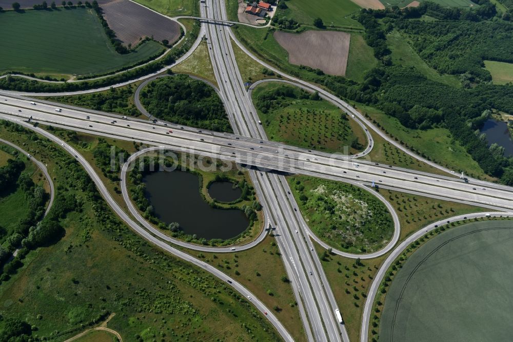 Hamberge aus der Vogelperspektive: Verkehrsführung am Autobahnkreuz der BAB A20 - A1 in Hamberge im Bundesland Schleswig-Holstein