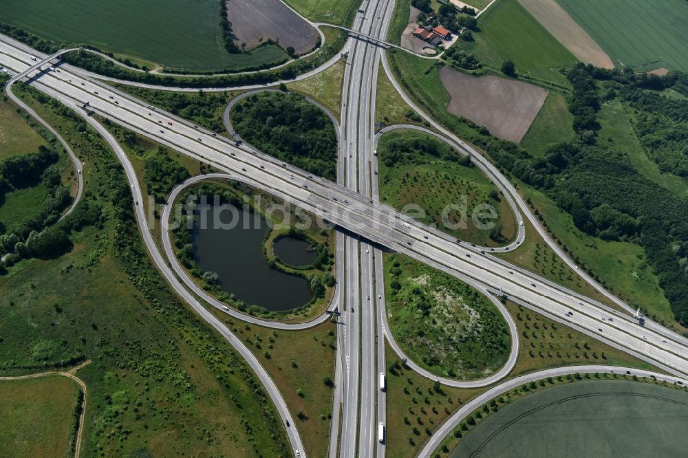 Luftaufnahme Hamberge - Verkehrsführung am Autobahnkreuz der BAB A20 - A1 in Hamberge im Bundesland Schleswig-Holstein