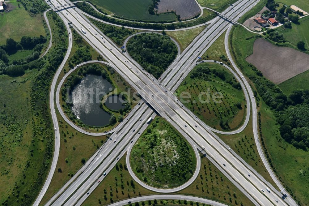 Hamberge von oben - Verkehrsführung am Autobahnkreuz der BAB A20 - A1 in Hamberge im Bundesland Schleswig-Holstein