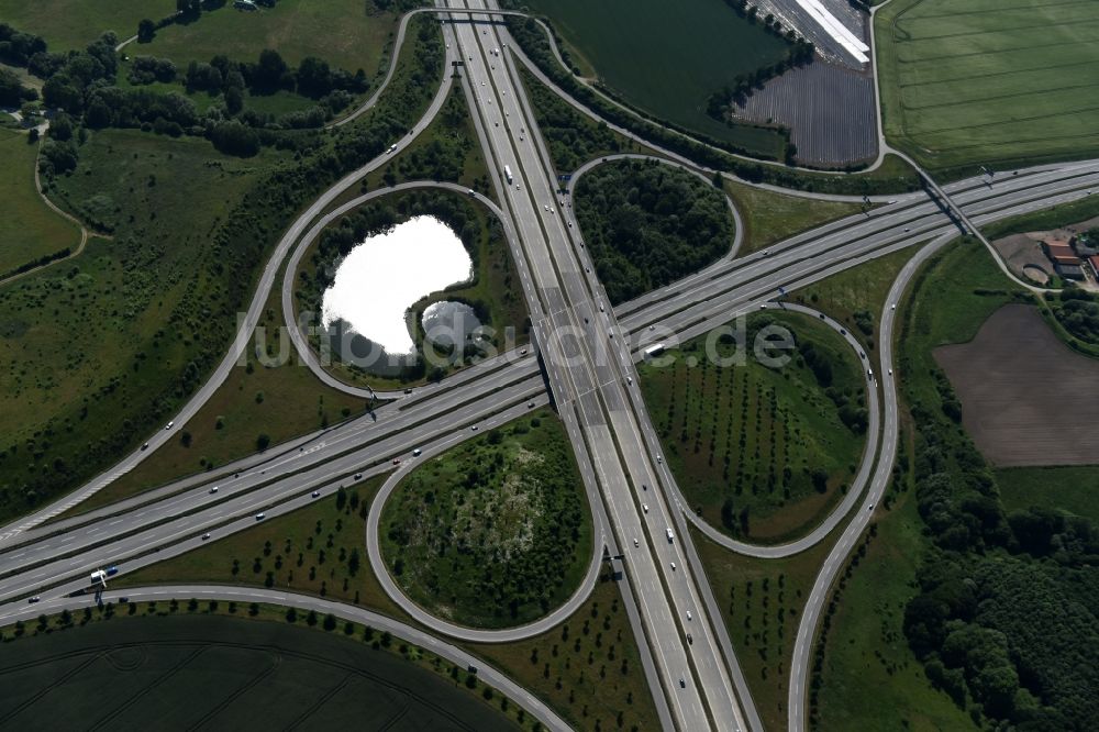 Luftbild Hamberge - Verkehrsführung am Autobahnkreuz der BAB A20 - A1 in Hamberge im Bundesland Schleswig-Holstein