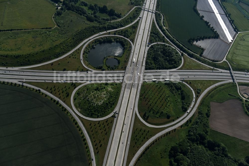 Luftaufnahme Hamberge - Verkehrsführung am Autobahnkreuz der BAB A20 - A1 in Hamberge im Bundesland Schleswig-Holstein