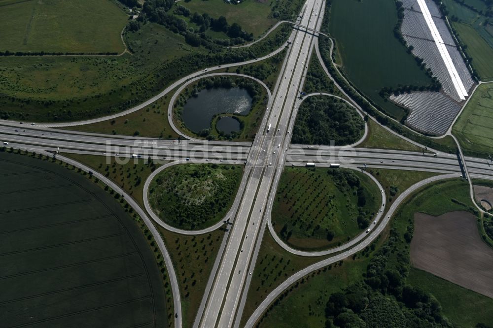 Hamberge von oben - Verkehrsführung am Autobahnkreuz der BAB A20 - A1 in Hamberge im Bundesland Schleswig-Holstein