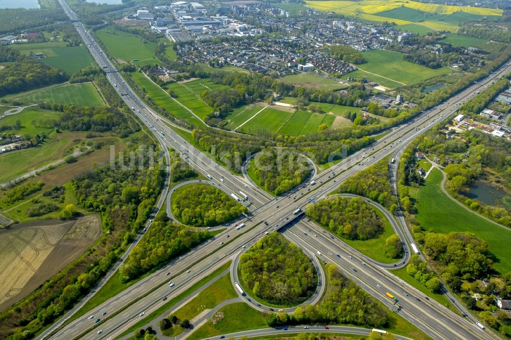 Hilden aus der Vogelperspektive: Verkehrsführung am Autobahnkreuz der BAB A46 - A3 - E35 in Hilden im Bundesland Nordrhein-Westfalen