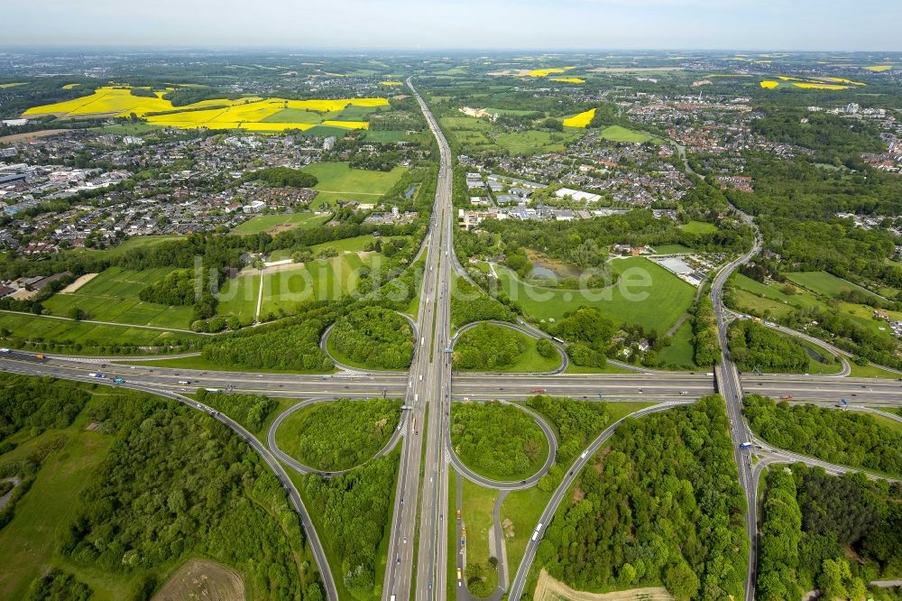 Hilden von oben - Verkehrsführung am Autobahnkreuz der BAB A46 - A3 - E35 in Hilden im Bundesland Nordrhein-Westfalen