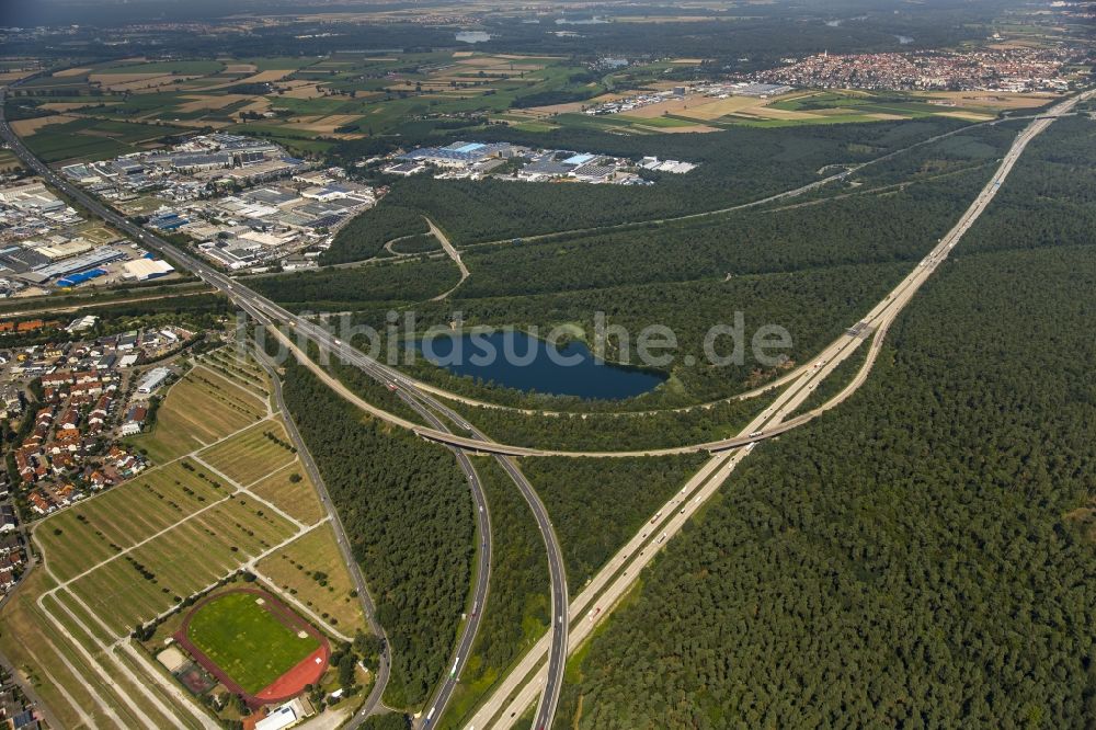 Hockenheim von oben - Verkehrsführung am Autobahnkreuz der BAB A61 -E50 in Hockenheim im Bundesland Baden-Württemberg