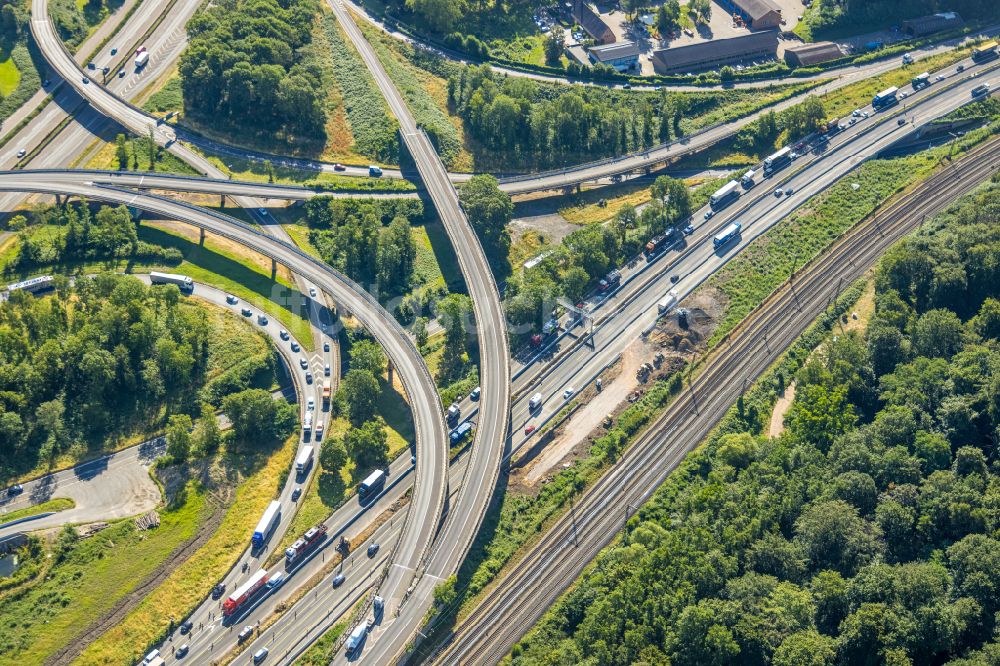 Duisburg von oben - Verkehrsführung am Autobahnkreuz der BAB A3 A40 Kaiserberg - Spaghettikreuz in Duisburg im Bundesland Nordrhein-Westfalen