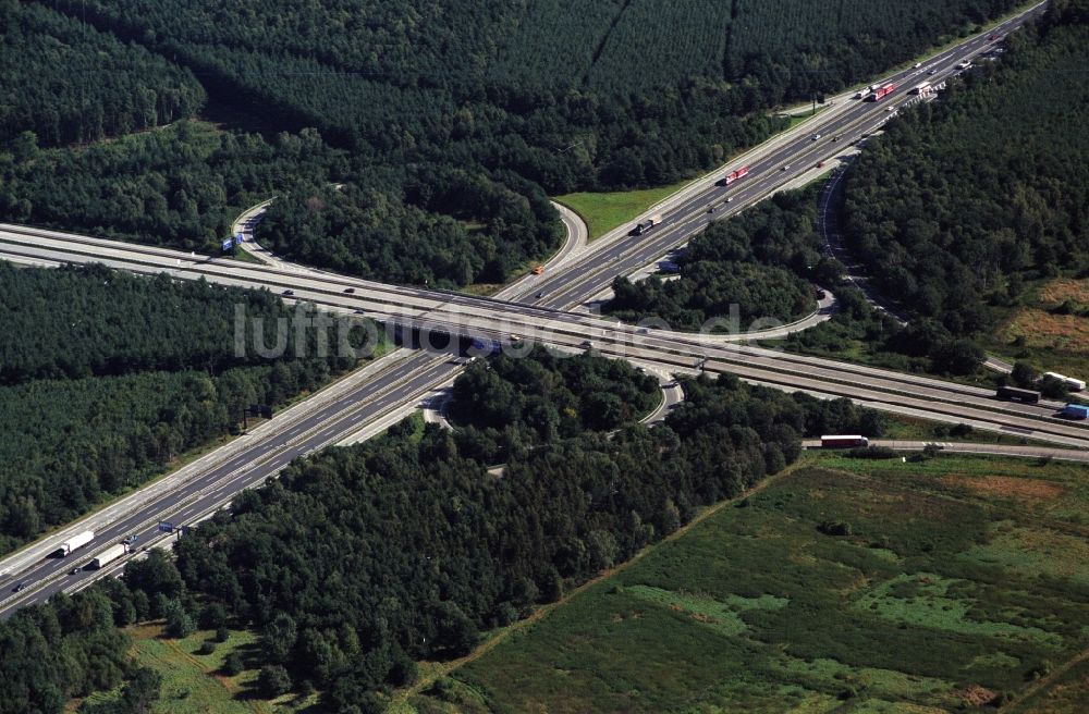 Luftaufnahme Kiekebusch - Verkehrsführung am Autobahnkreuz der BAB A10 - E36 Kiekebuscher Kreuz in Kiekebusch im Bundesland Brandenburg