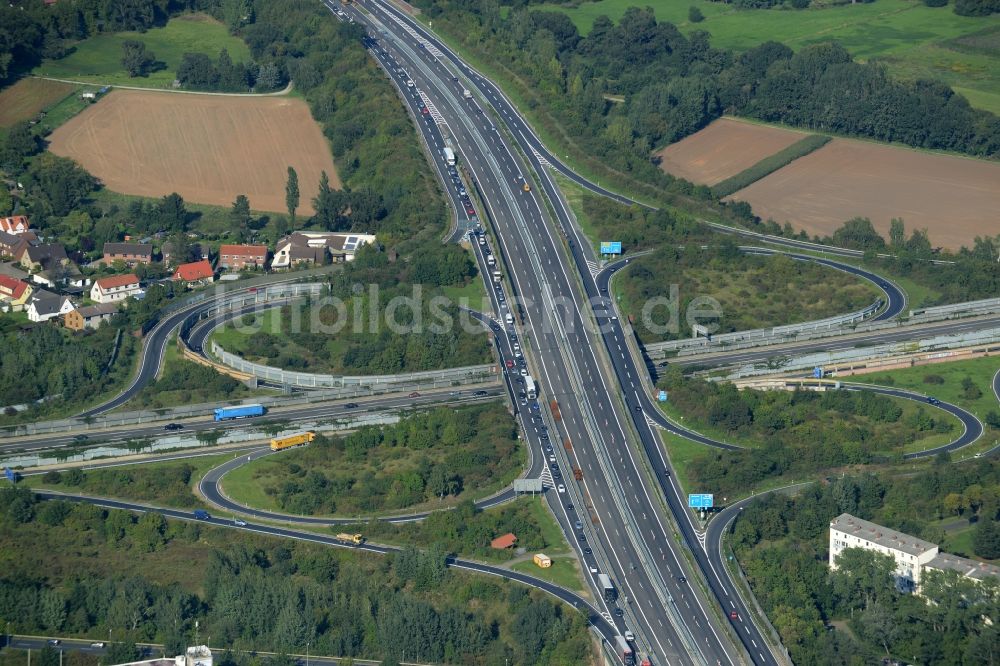 Braunschweig aus der Vogelperspektive: Verkehrsführung am Autobahnkreuz der BAB A394 - E30 Kreuz Braunschweig-Nord in Braunschweig im Bundesland Niedersachsen