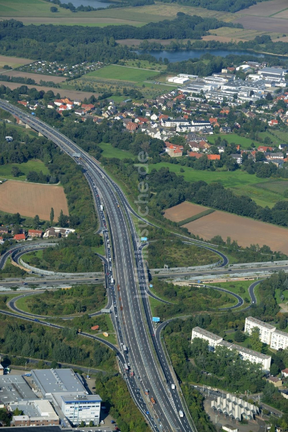 Luftaufnahme Braunschweig - Verkehrsführung am Autobahnkreuz der BAB A394 - E30 Kreuz Braunschweig-Nord in Braunschweig im Bundesland Niedersachsen