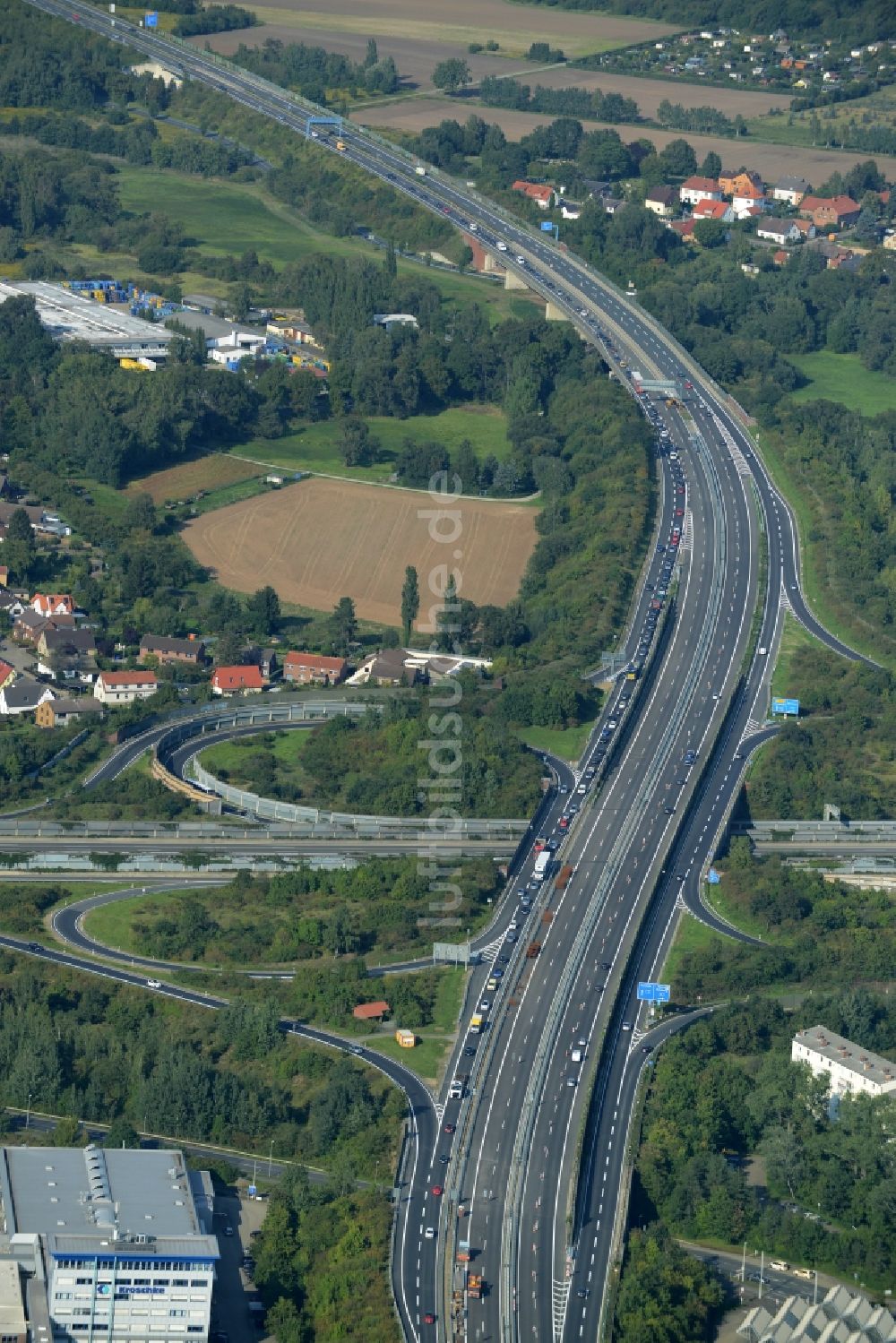 Braunschweig aus der Vogelperspektive: Verkehrsführung am Autobahnkreuz der BAB A394 - E30 Kreuz Braunschweig-Nord in Braunschweig im Bundesland Niedersachsen