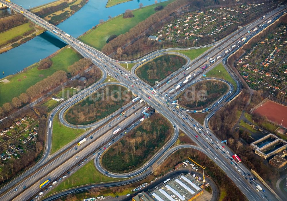 Duisburg aus der Vogelperspektive: Verkehrsführung am Autobahnkreuz der BAB A40 A49 Kreuz Duisburg in Duisburg im Bundesland Nordrhein-Westfalen