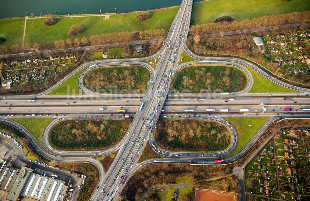 Luftbild Duisburg - Verkehrsführung am Autobahnkreuz der BAB A40 A49 Kreuz Duisburg in Duisburg im Bundesland Nordrhein-Westfalen