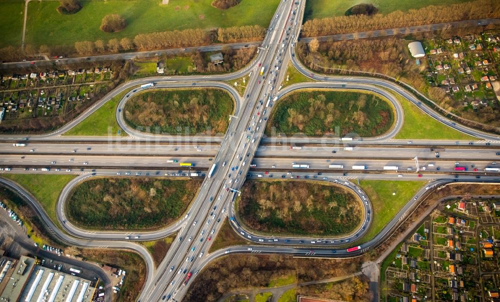 Luftaufnahme Duisburg - Verkehrsführung am Autobahnkreuz der BAB A40 A49 Kreuz Duisburg in Duisburg im Bundesland Nordrhein-Westfalen