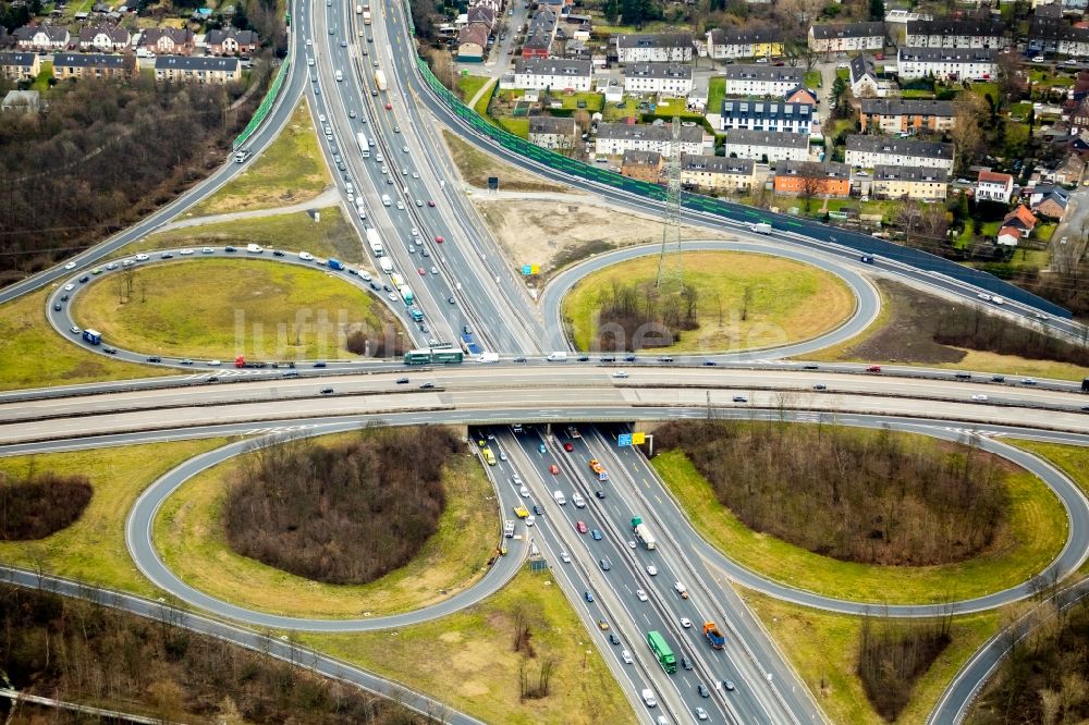 Essen von oben - Verkehrsführung am Autobahnkreuz der BAB A42 Kreuz Essen-Nord in Essen im Bundesland Nordrhein-Westfalen, Deutschland