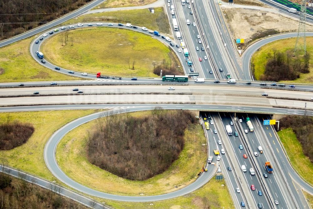 Essen aus der Vogelperspektive: Verkehrsführung am Autobahnkreuz der BAB A42 Kreuz Essen-Nord in Essen im Bundesland Nordrhein-Westfalen, Deutschland