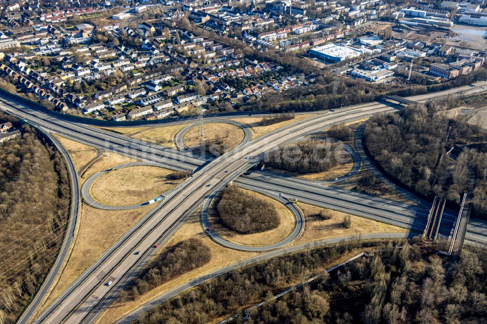 Luftbild Essen - Verkehrsführung am Autobahnkreuz der BAB A42 Kreuz Essen-Nord in Essen im Bundesland Nordrhein-Westfalen, Deutschland