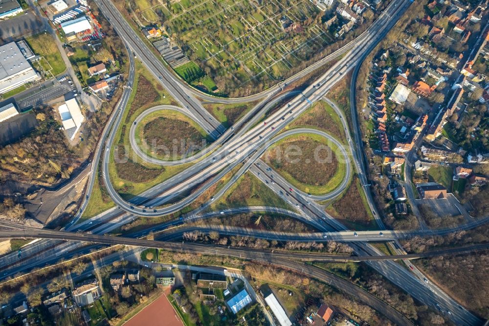 Luftaufnahme Herne - Verkehrsführung am Autobahnkreuz der BAB A42 A43 „Kreuz Herne“ in Herne im Bundesland Nordrhein-Westfalen, Deutschland