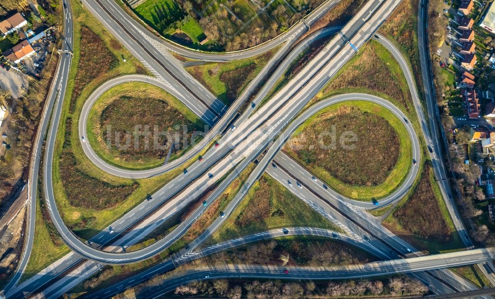 Herne aus der Vogelperspektive: Verkehrsführung am Autobahnkreuz der BAB A42 A43 „Kreuz Herne“ in Herne im Bundesland Nordrhein-Westfalen, Deutschland