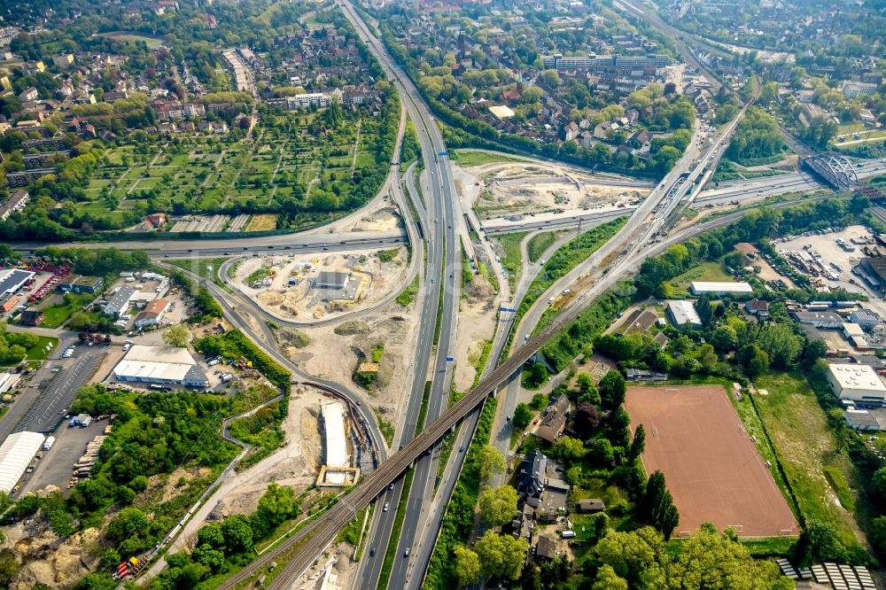 Luftaufnahme Herne - Verkehrsführung am Autobahnkreuz der BAB A42 A43 Kreuz Herne in Herne im Bundesland Nordrhein-Westfalen, Deutschland