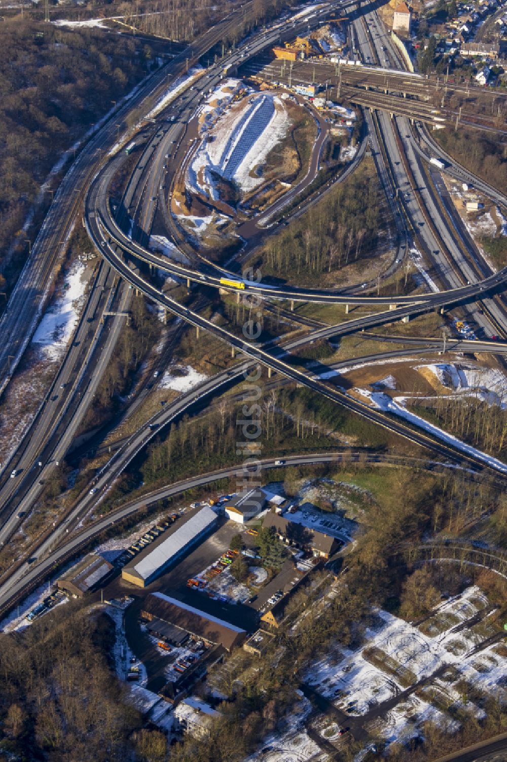 Duisburg von oben - Verkehrsführung am Autobahnkreuz der BAB A40 - 3 Kreuz Kaiserberg in Duisburg im Bundesland Nordrhein-Westfalen, Deutschland