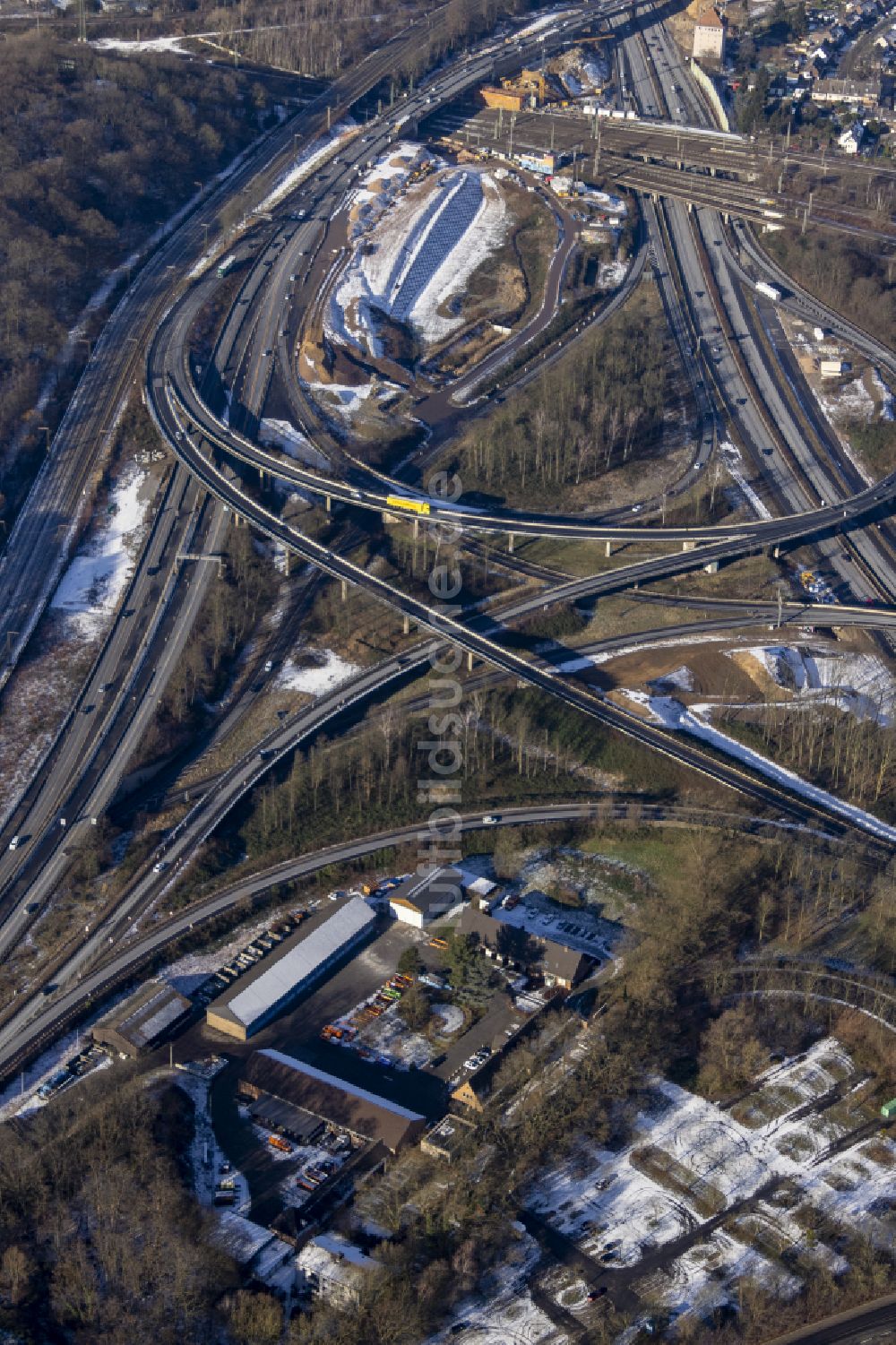 Duisburg aus der Vogelperspektive: Verkehrsführung am Autobahnkreuz der BAB A40 - 3 Kreuz Kaiserberg in Duisburg im Bundesland Nordrhein-Westfalen, Deutschland