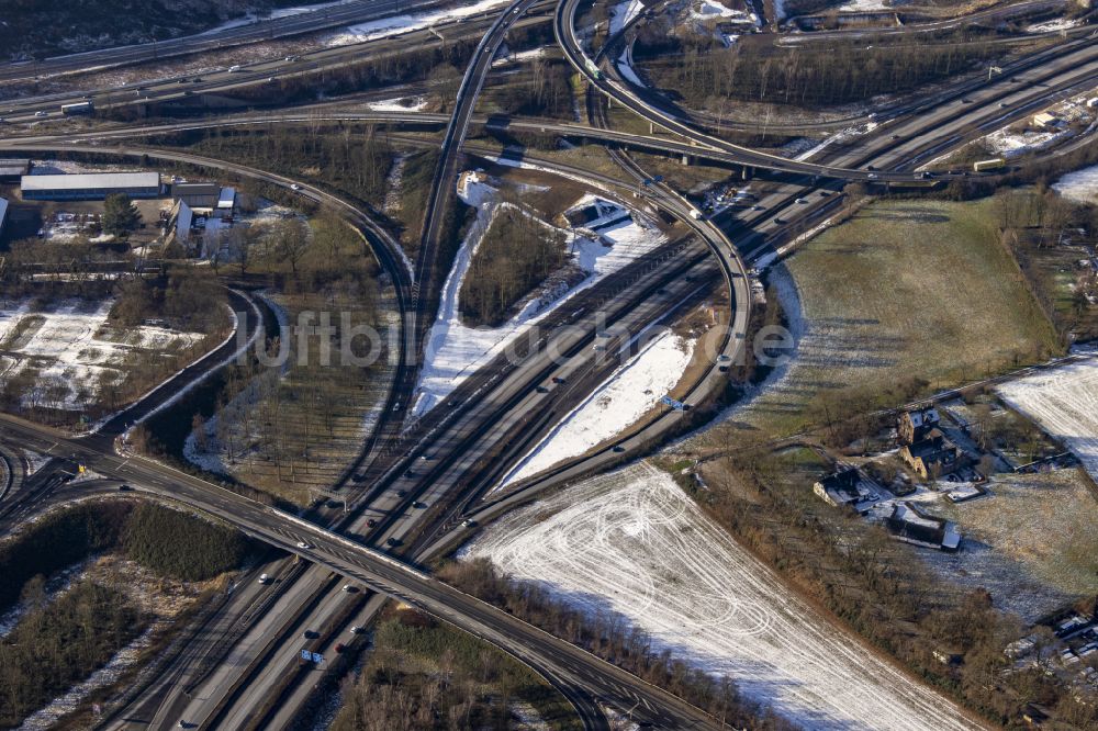 Luftaufnahme Duisburg - Verkehrsführung am Autobahnkreuz der BAB A40 - 3 Kreuz Kaiserberg in Duisburg im Bundesland Nordrhein-Westfalen, Deutschland