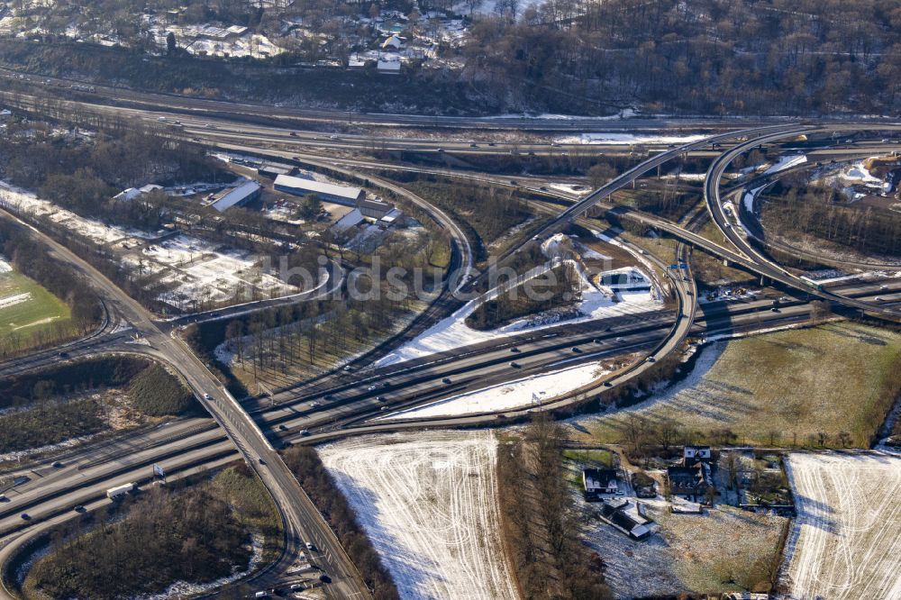 Duisburg von oben - Verkehrsführung am Autobahnkreuz der BAB A40 - 3 Kreuz Kaiserberg in Duisburg im Bundesland Nordrhein-Westfalen, Deutschland