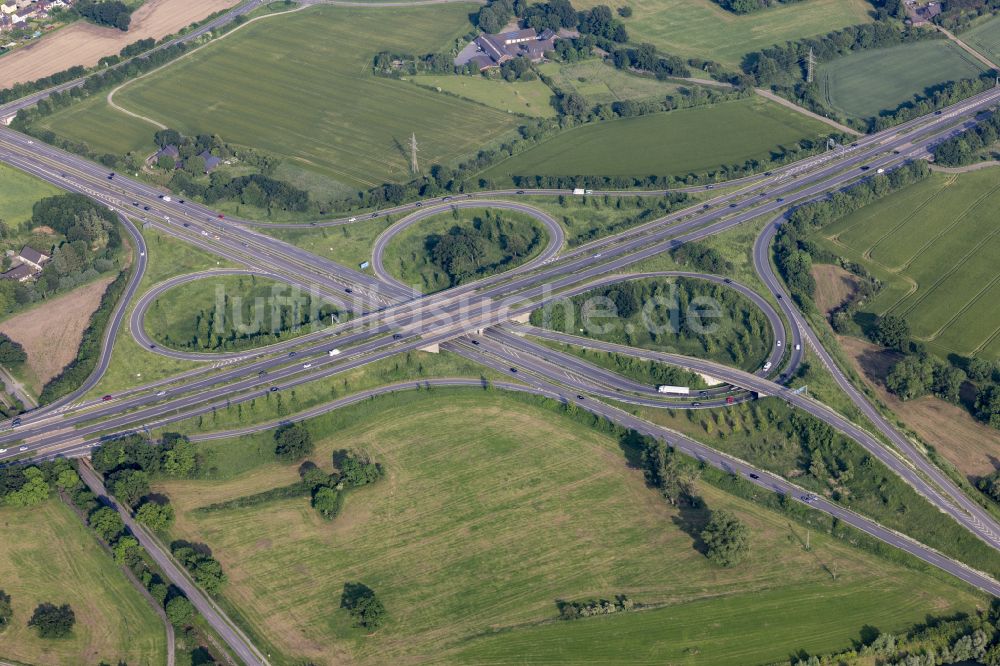 Luftaufnahme Moers - Verkehrsführung am Autobahnkreuz der BAB A57 A42 Kreuz Rheinbeg in Rheinberg im Bundesland Nordrhein-Westfalen, Deutschland