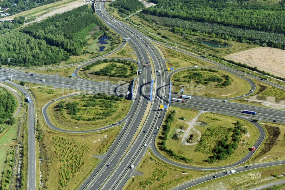 Markkleeberg von oben - Verkehrsführung am Autobahnkreuz der BAB A38 Leipzig-Süd zur Bundesstraße B2 in Markkleeberg im Bundesland Sachsen