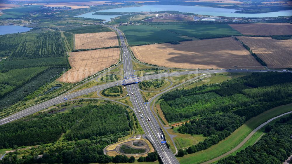 Markkleeberg aus der Vogelperspektive: Verkehrsführung am Autobahnkreuz der BAB A38 Leipzig-Süd zur Bundesstraße B2 in Markkleeberg im Bundesland Sachsen